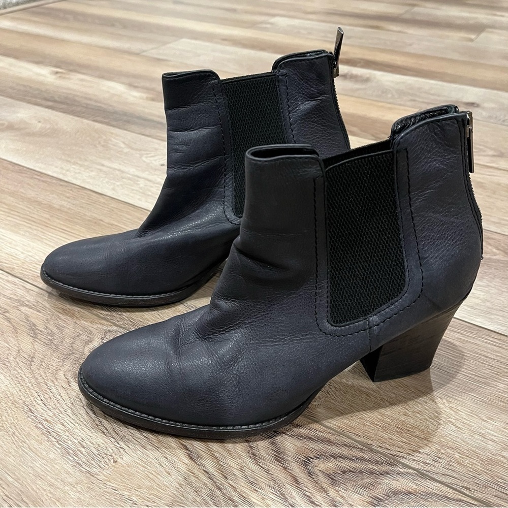 Aquatalia Size 9.5 Dark Navy Blue Heeled Chelsea Boots Booties Fairly Pull On